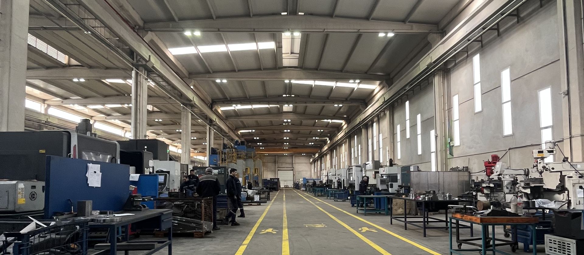 Fertigungshalle von AMA-TEC mit CNC-Maschinenpark