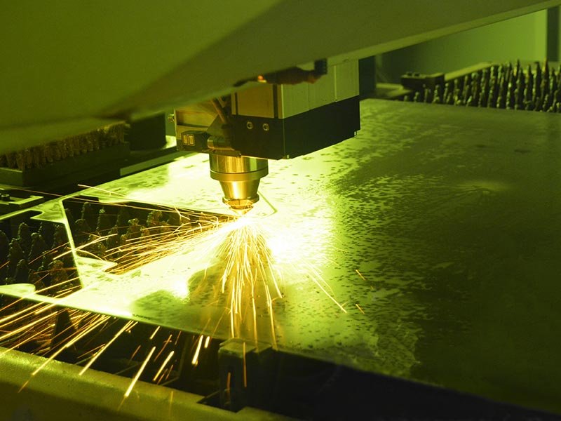 Laserschneidanlage beim Schneiden von Blech